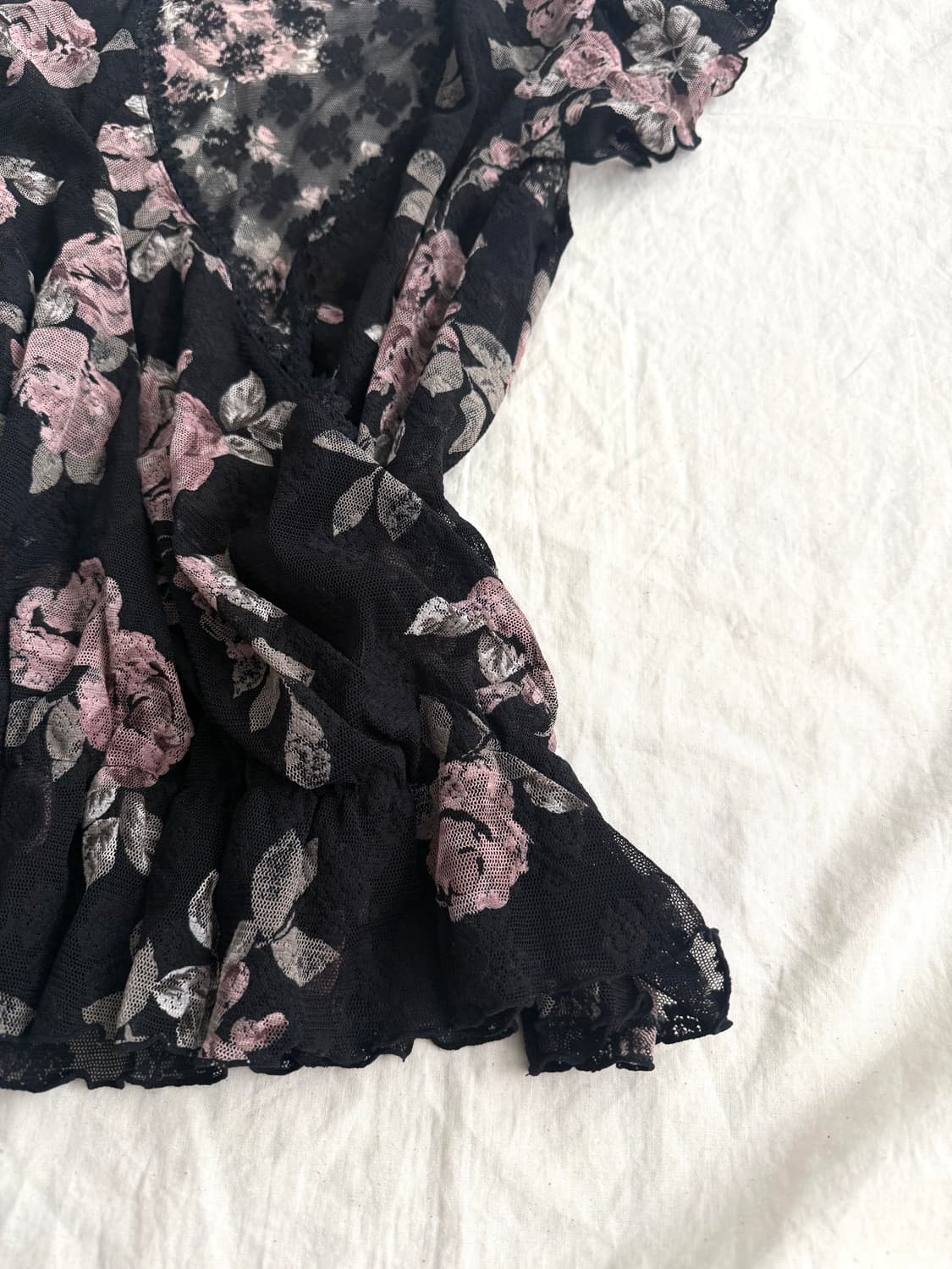 블랙 페어리 플로랄 시스루 드레이프 블라우스 상품이미지3