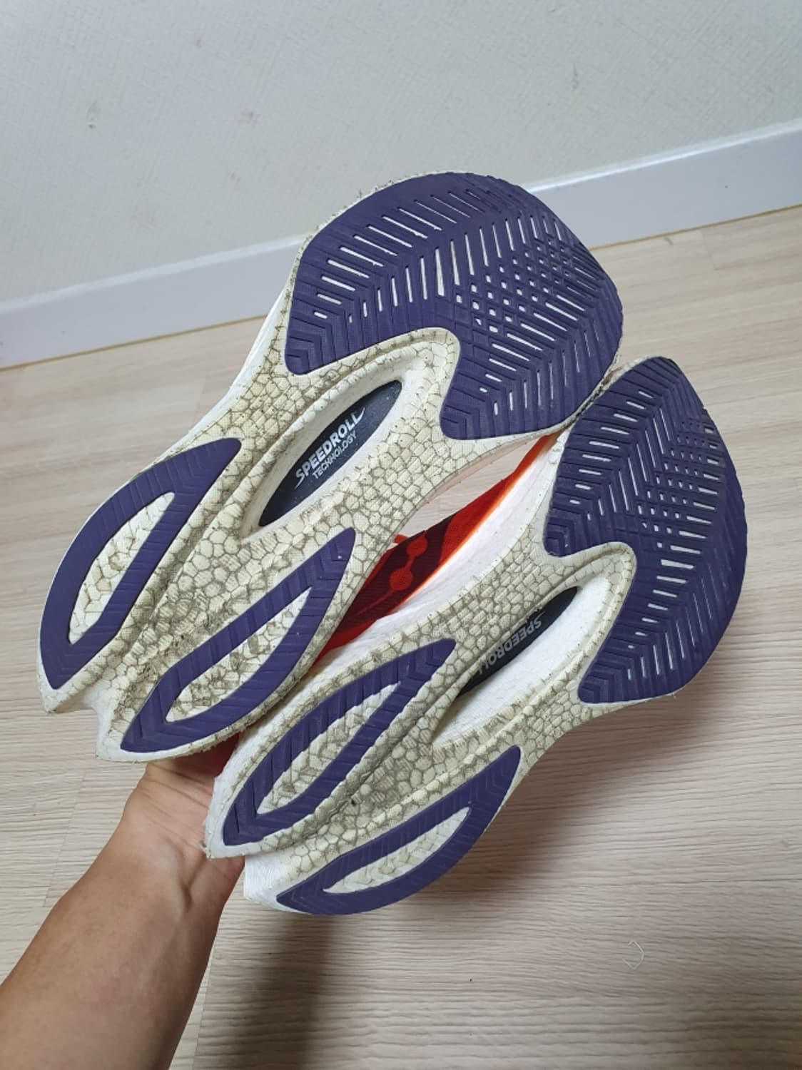 써코니 엔돌핀 프로 4 러닝화 270 상품이미지8