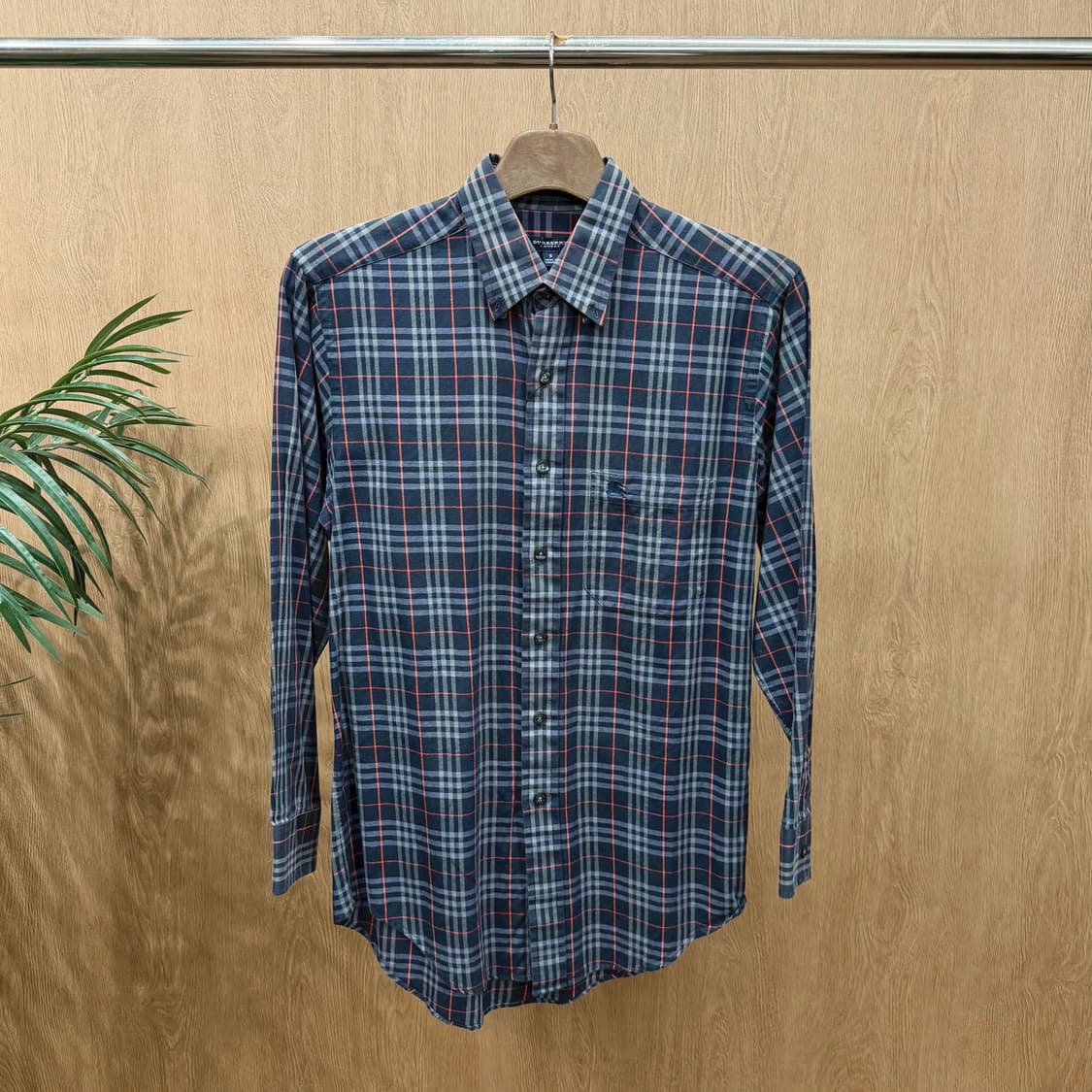 버버리 런던 코튼 긴팔 셔츠 체크 패턴 포켓 로고 자수 디테일 딥 네이비 상품이미지1