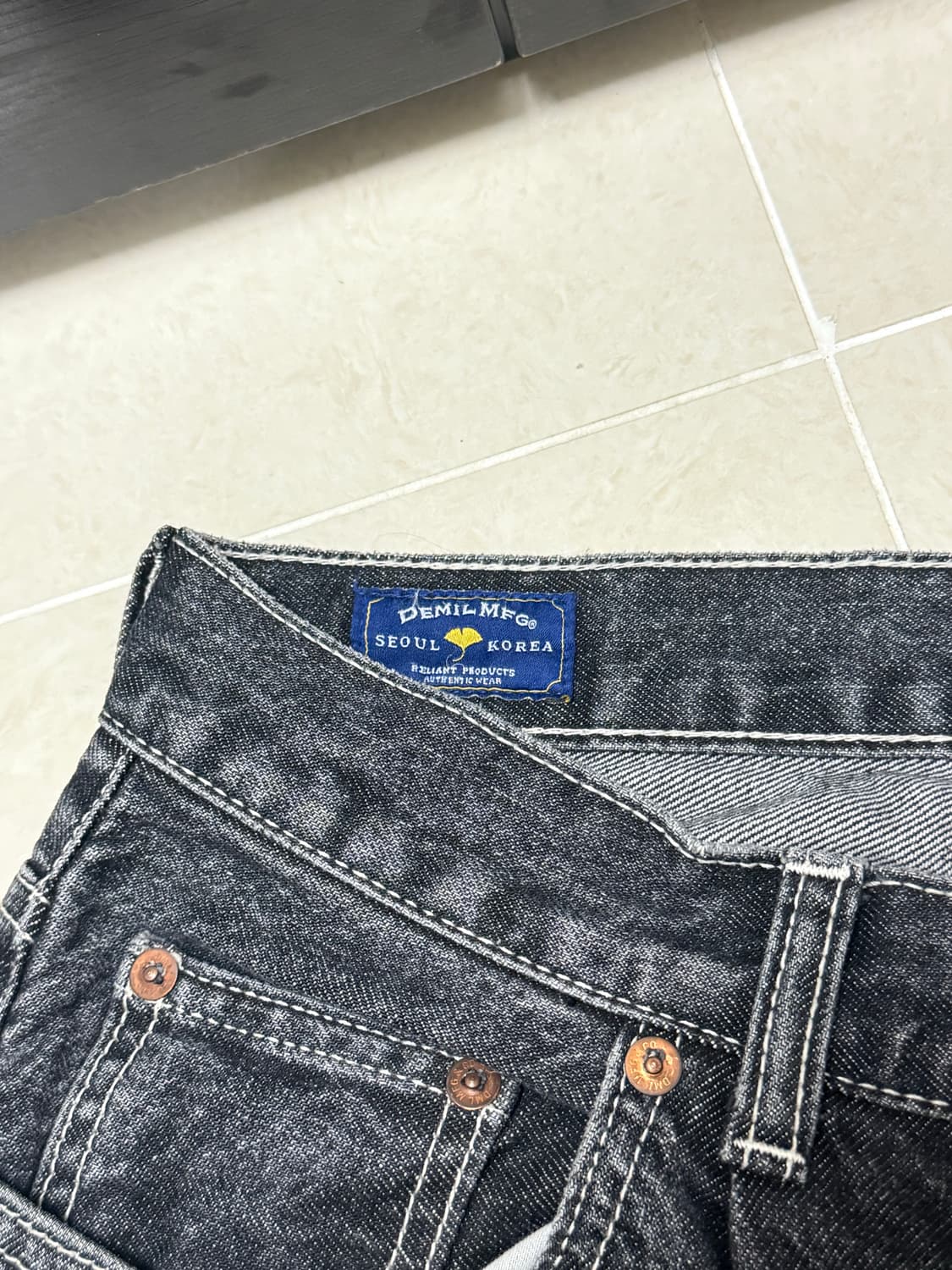 데밀 블랙 워싱 청바지 상품이미지1