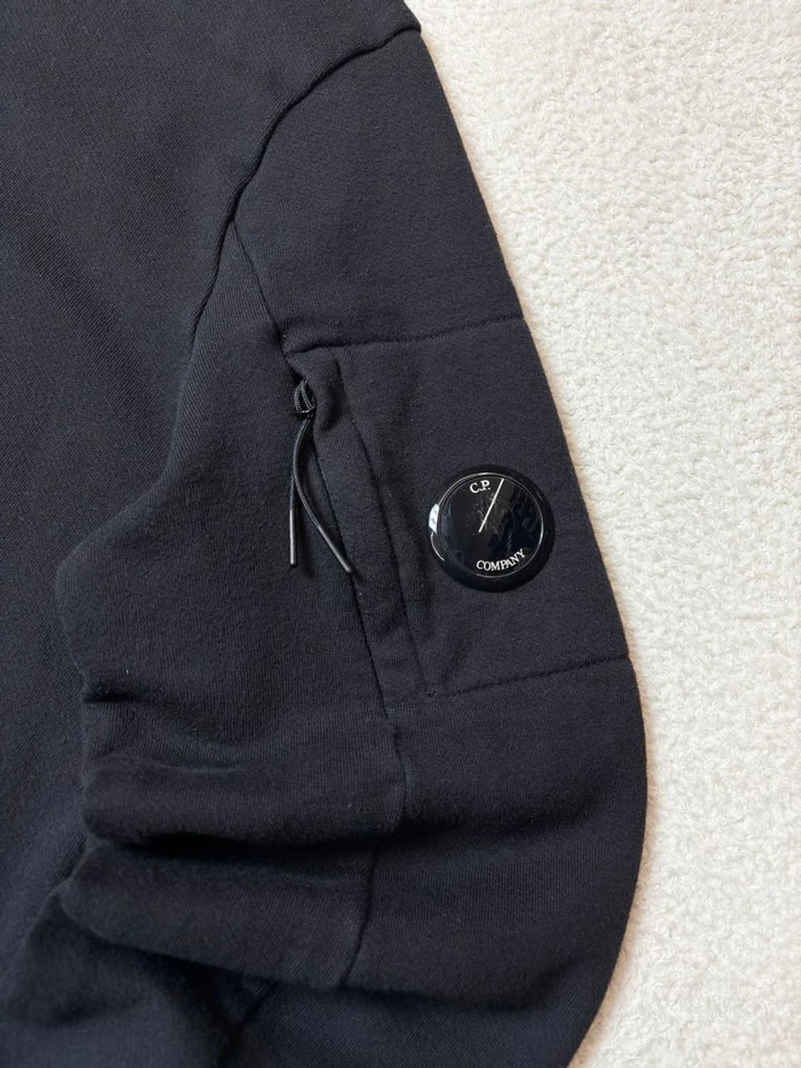 cp컴퍼니 22ss 시그니처 렌즈 와펜 맨투맨 PN6567 상품이미지5