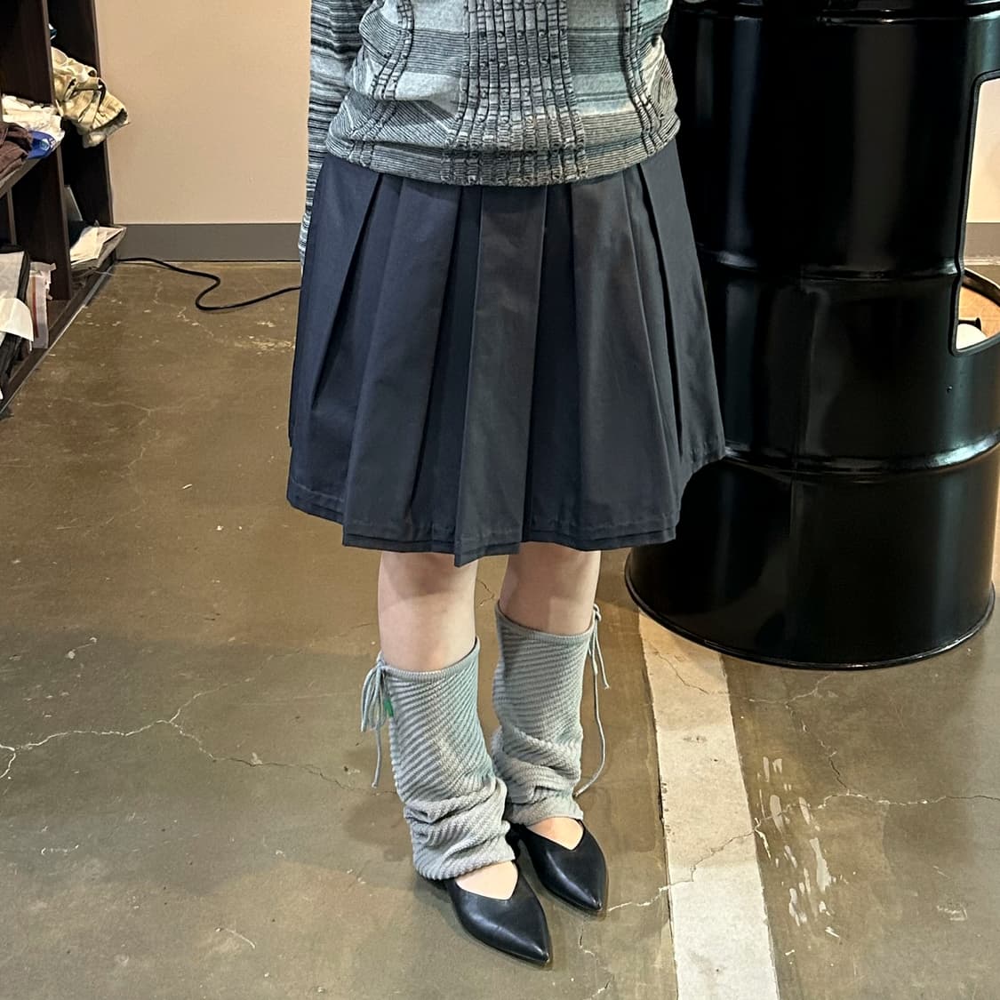 블랙 플리츠 미디 스커트 상품이미지4