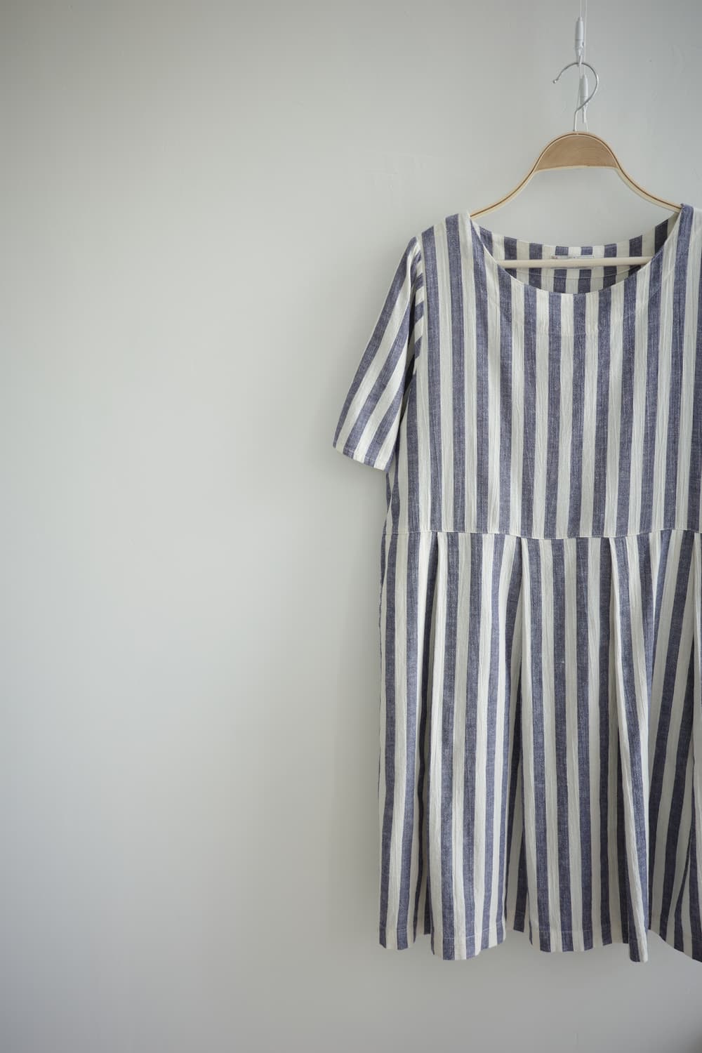 SHUTTLE NOTES 
• 네이비 스트라이프 코튼 원피스 상품이미지2