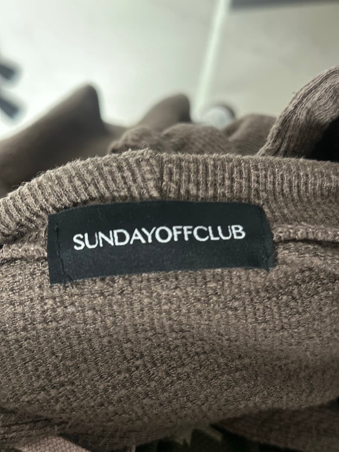 선데이오프클럽 후드 브라운 키드밀리 기리보이 착용 상품이미지6