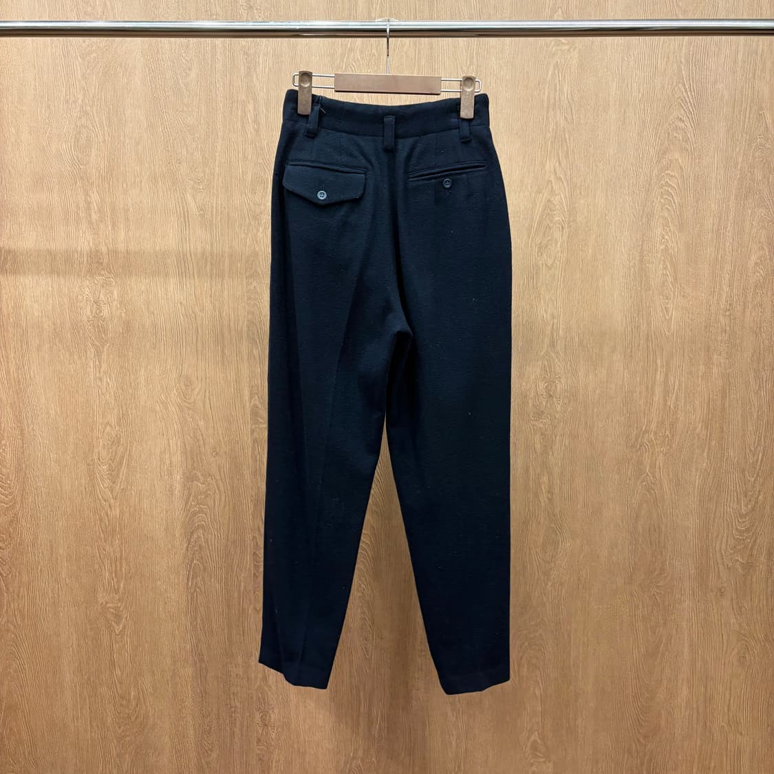 이세이미야케 하이 울 테이퍼드 팬츠 더블 버튼 투 핀턱 포켓 디테일 블랙 상품이미지3