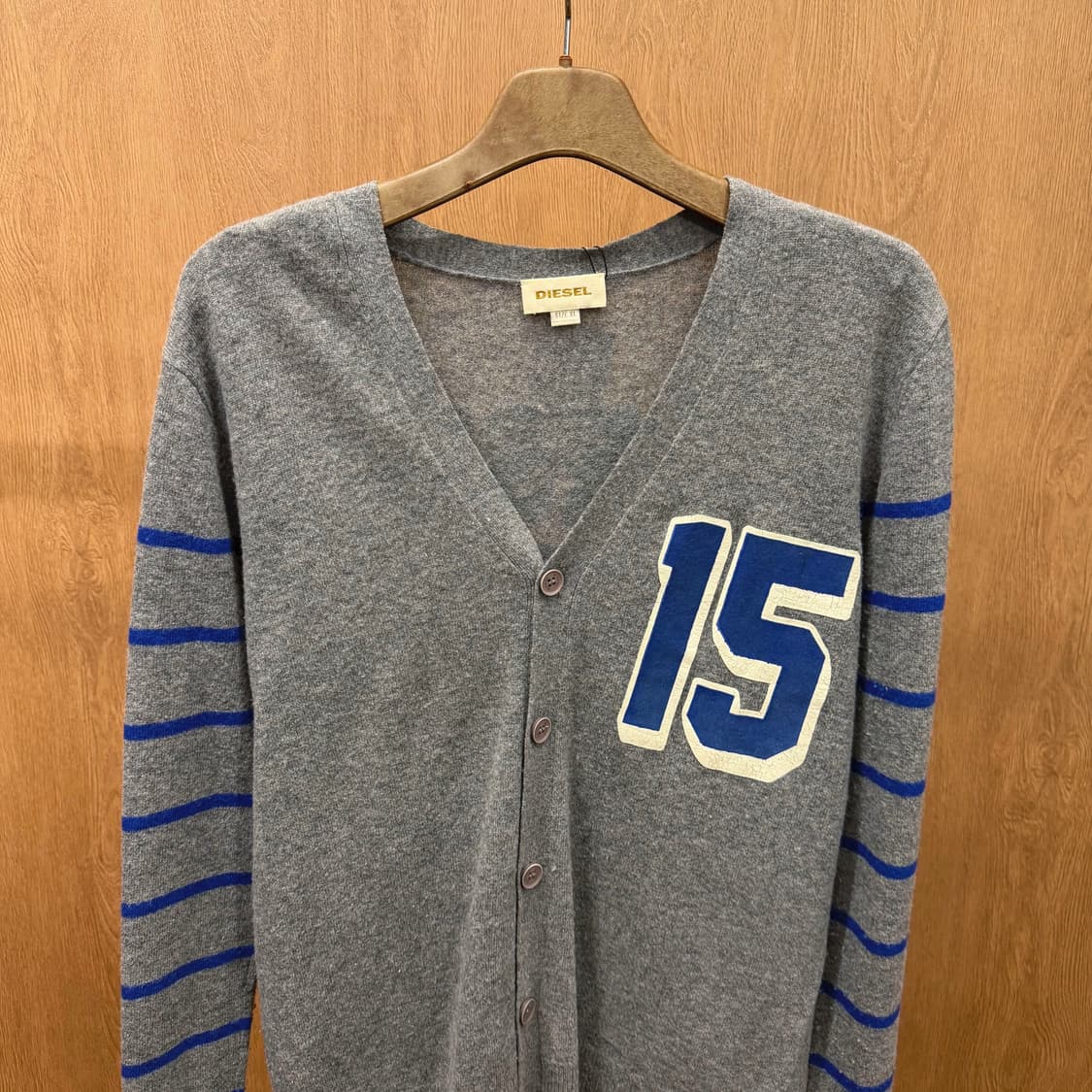 디젤 니트 가디건 백 프린팅 슬리브 블루 스트라이프 배색 디테일 그레이 상품이미지4