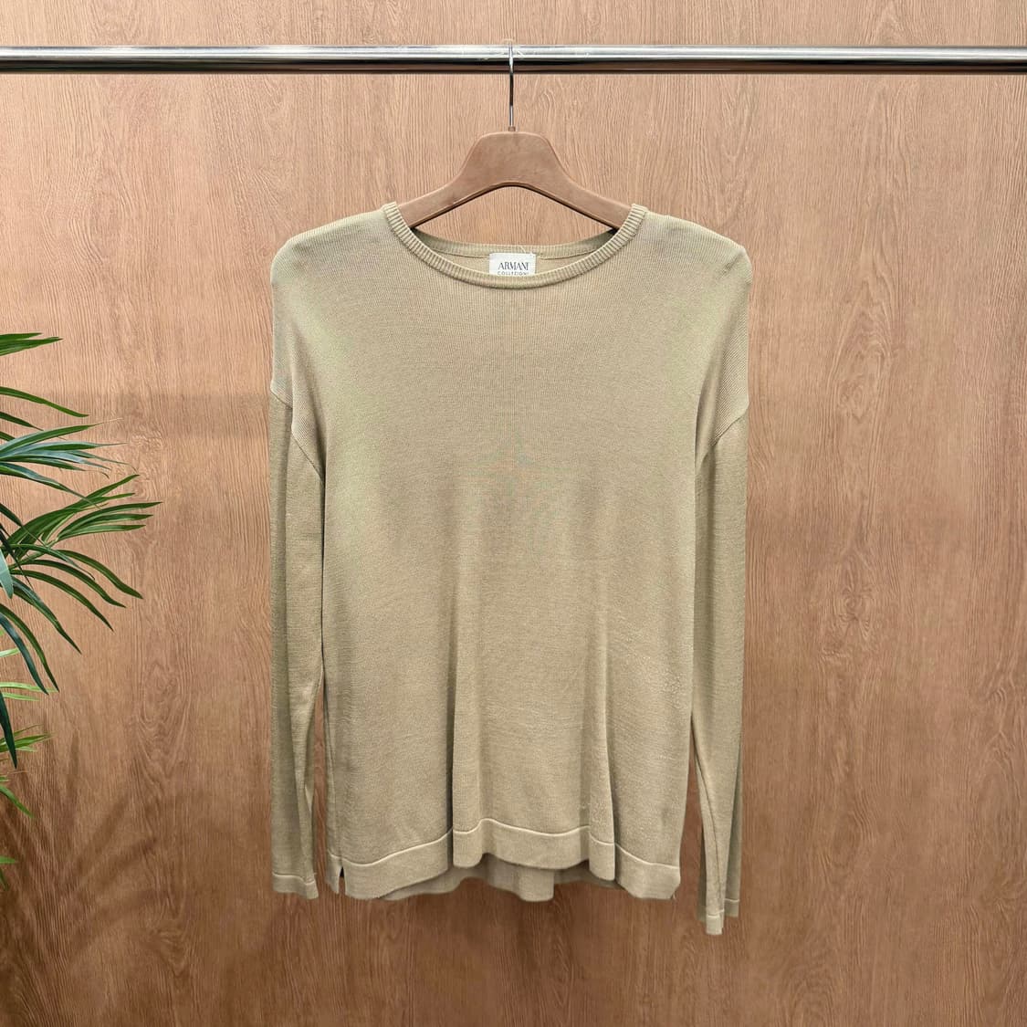 아르마니 꼴레지오니 라운드넥 니트 사이드 슬릿 디테일 레귤러핏 베이지 상품이미지1