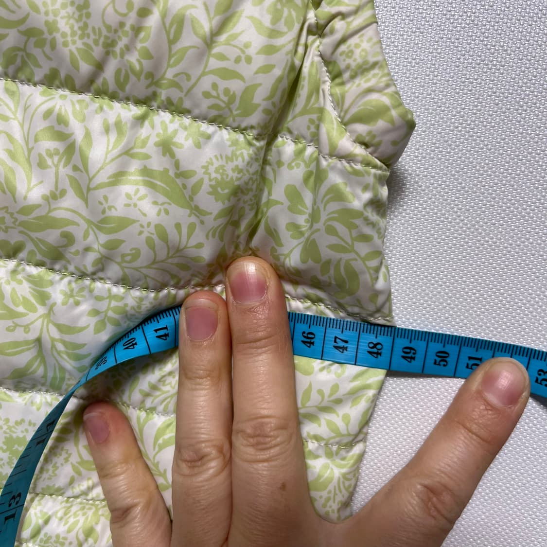 유니클로 플라워 패턴 경량 패딩조끼 L 상품이미지4