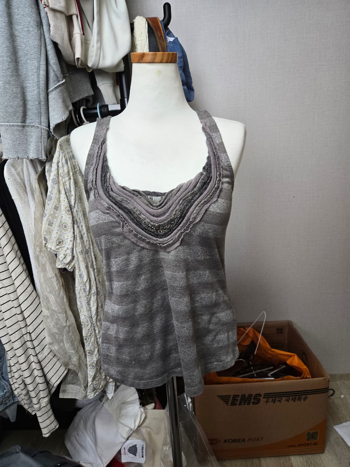 글리터 큐빅 디테일 빈티지 스트라이프 나시 슬리브리스  상품이미지1