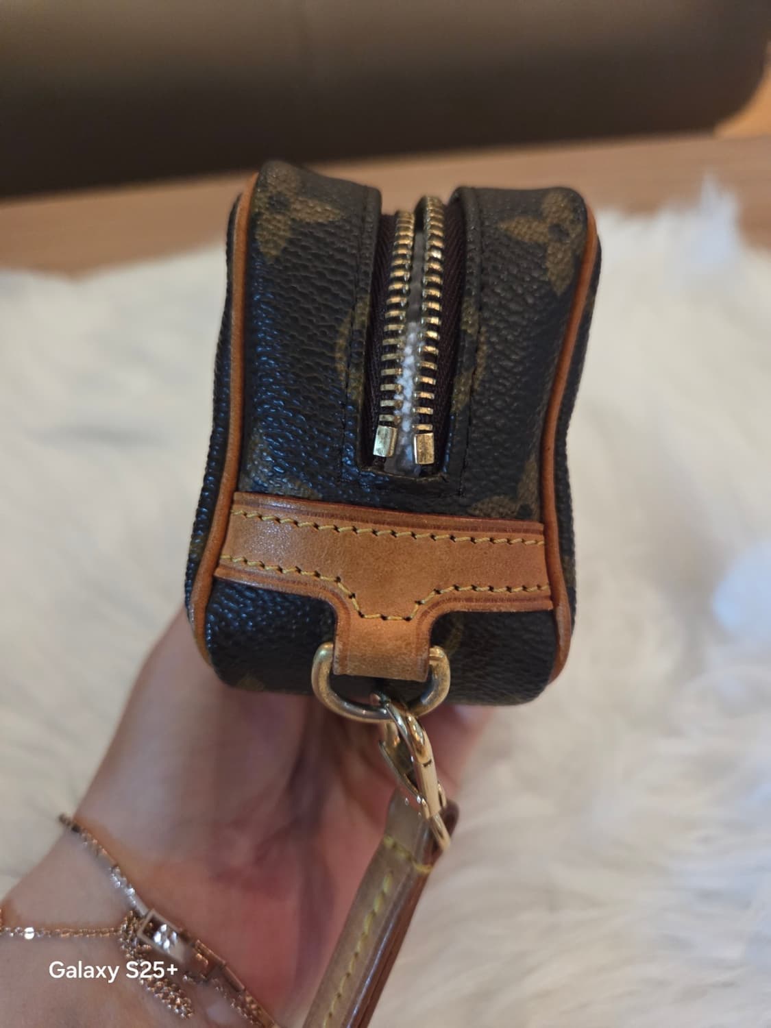 루이비통 모노그램 미니 파우치 with 스트랩 상품이미지5