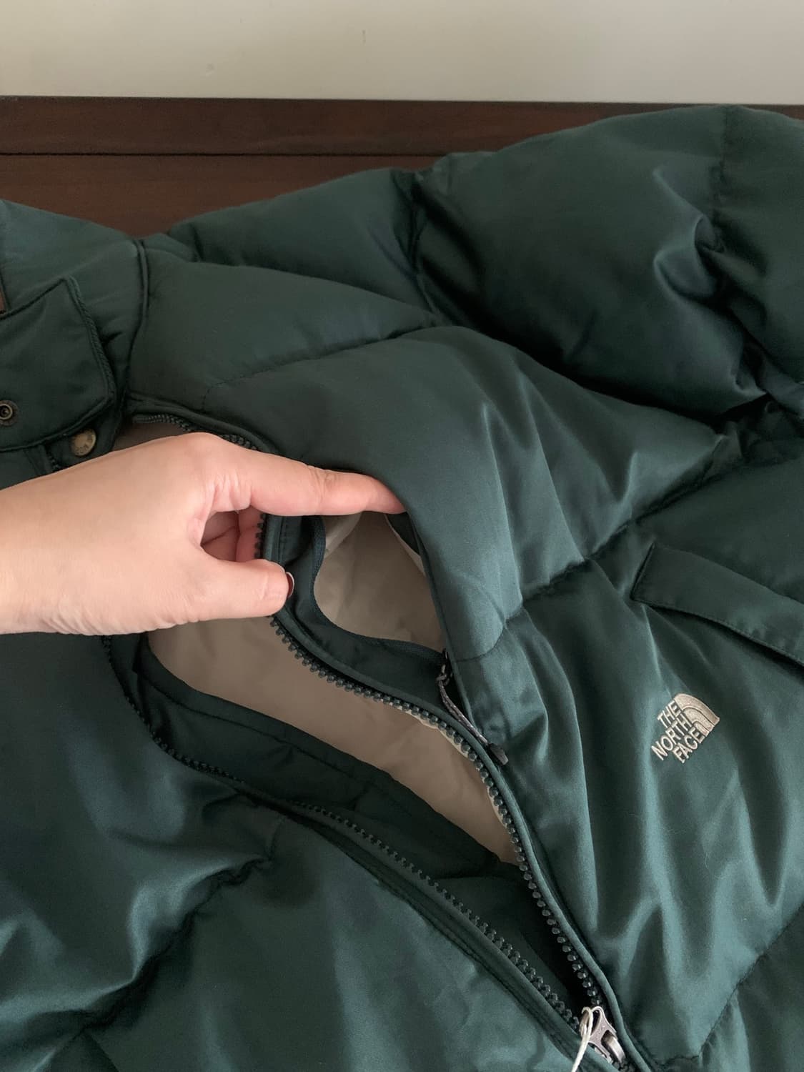 노스페이스 퍼플 로고 패딩 흑녹색 상품이미지6