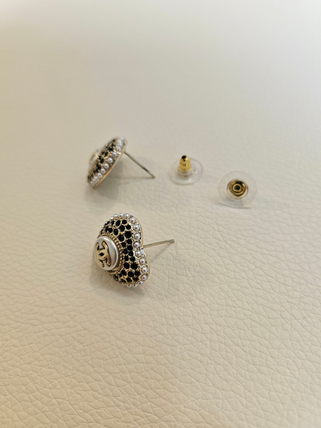 샤넬 큐빅하트 진주 블랙 귀걸이 업사이클링 상품이미지5