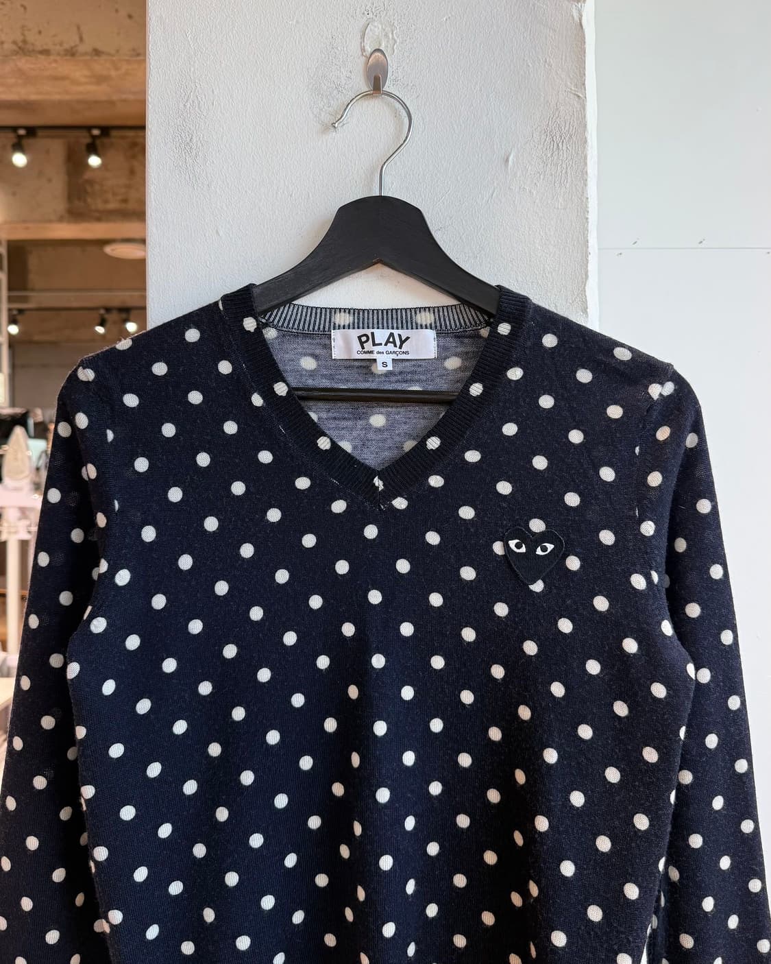 꼼데가르송 플레이 네이비 폴카 도트 브이넥 니트  상품이미지3
