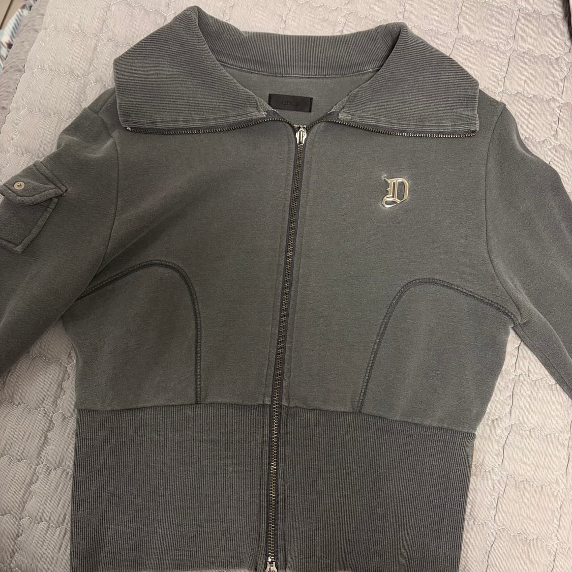 오도어 터틀넥 차콜 집업 상품이미지3