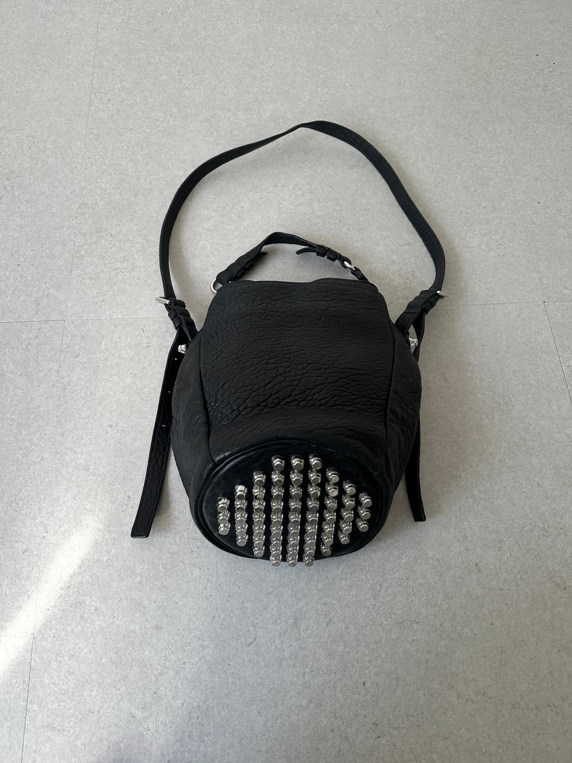 알렉산더왕 디에고 스터드 레더 버킷백 상품이미지4