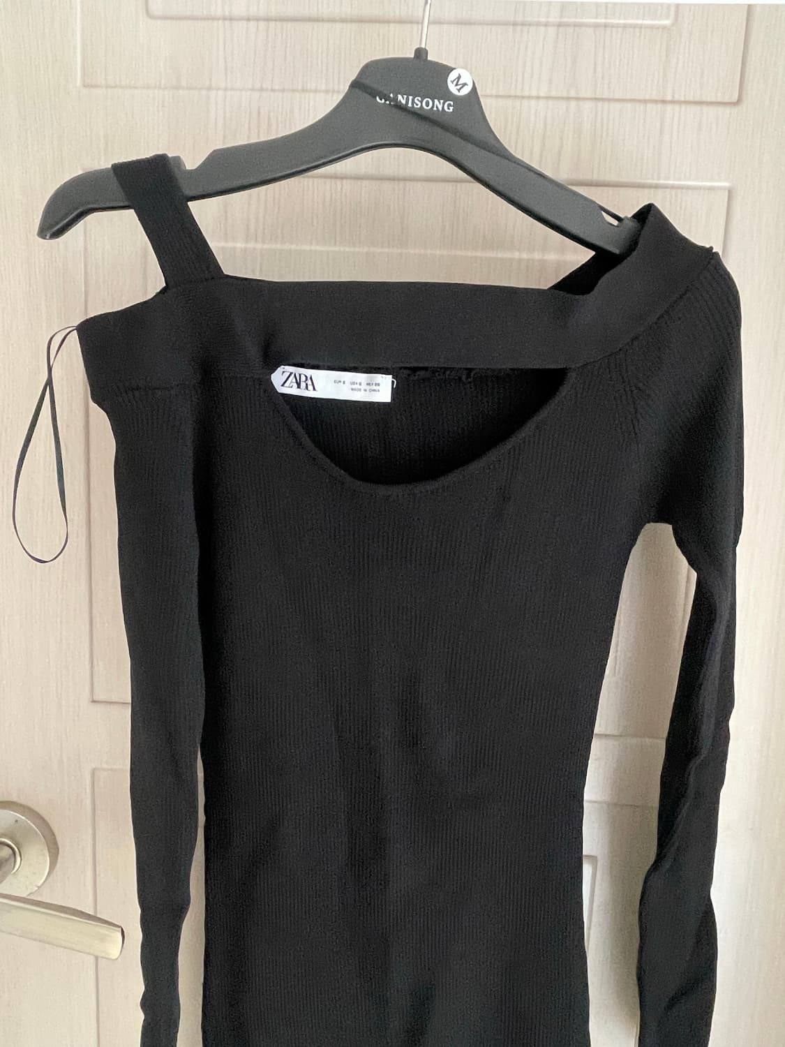 [자라] 블랙 언밸런스 오프숄더 니트 롱 원피스(연말룩 추천) 상품이미지3