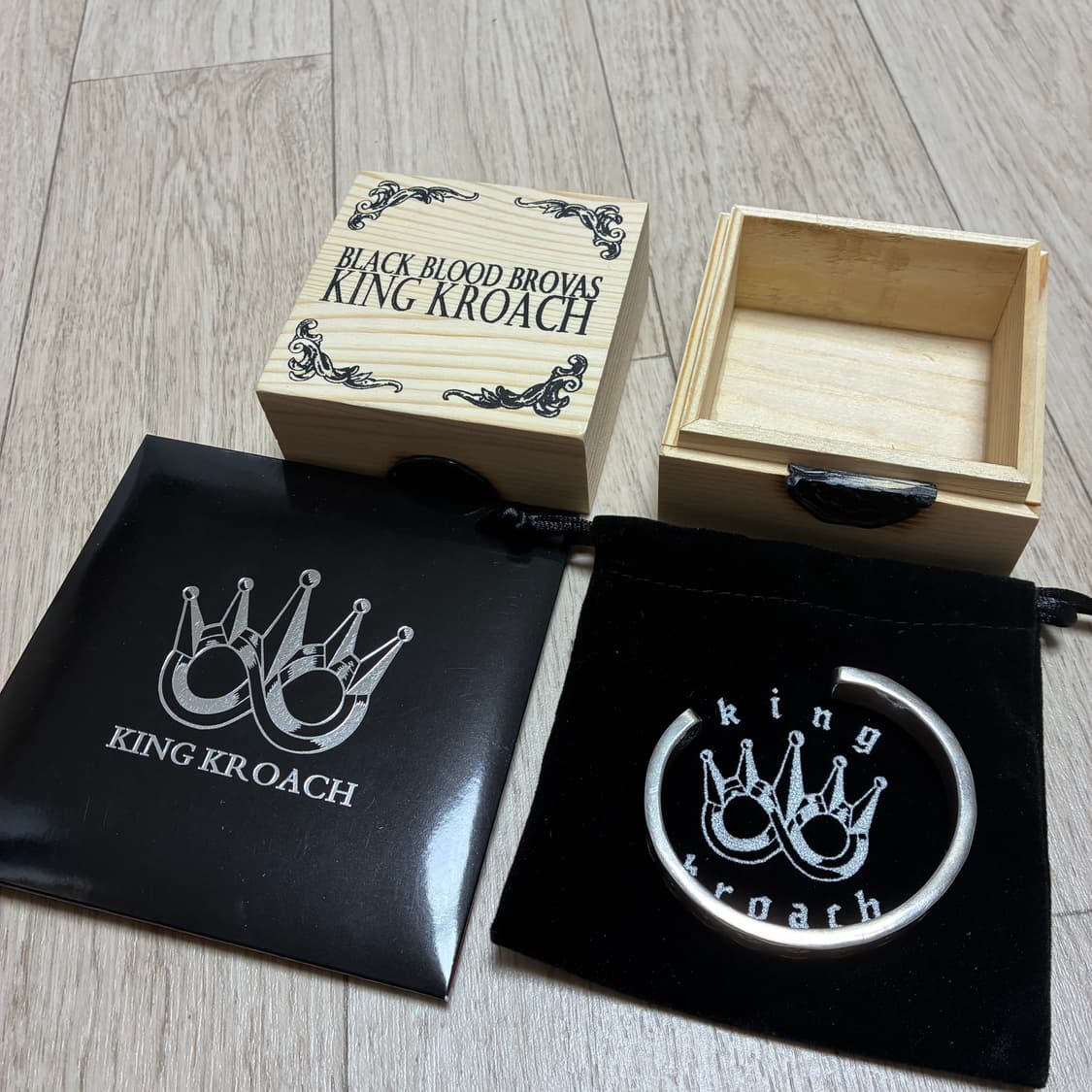 [새상품 풀박스] 킹크로치 블랙 크로스 뱅글 팔찌 M사이즈 상품이미지1