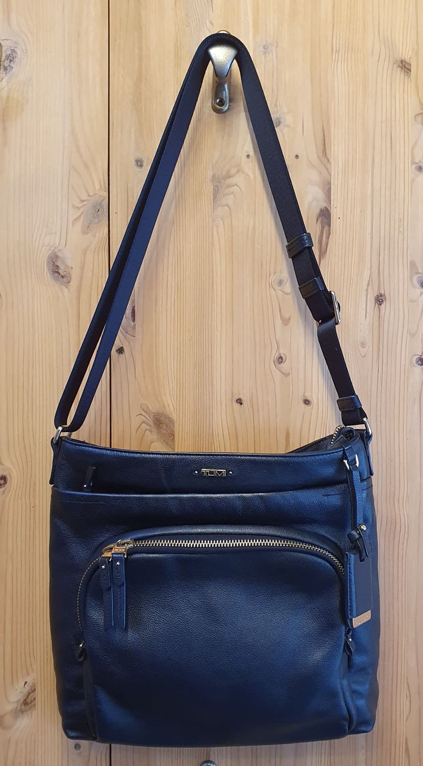 투미 레더 블랙 크로스백  상품이미지3