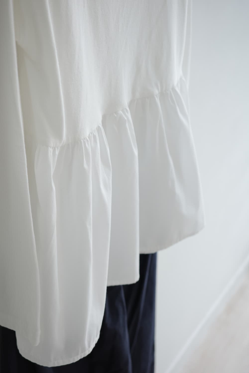 earth music  • 화이트 프릴 코튼 티셔츠
  상품이미지7