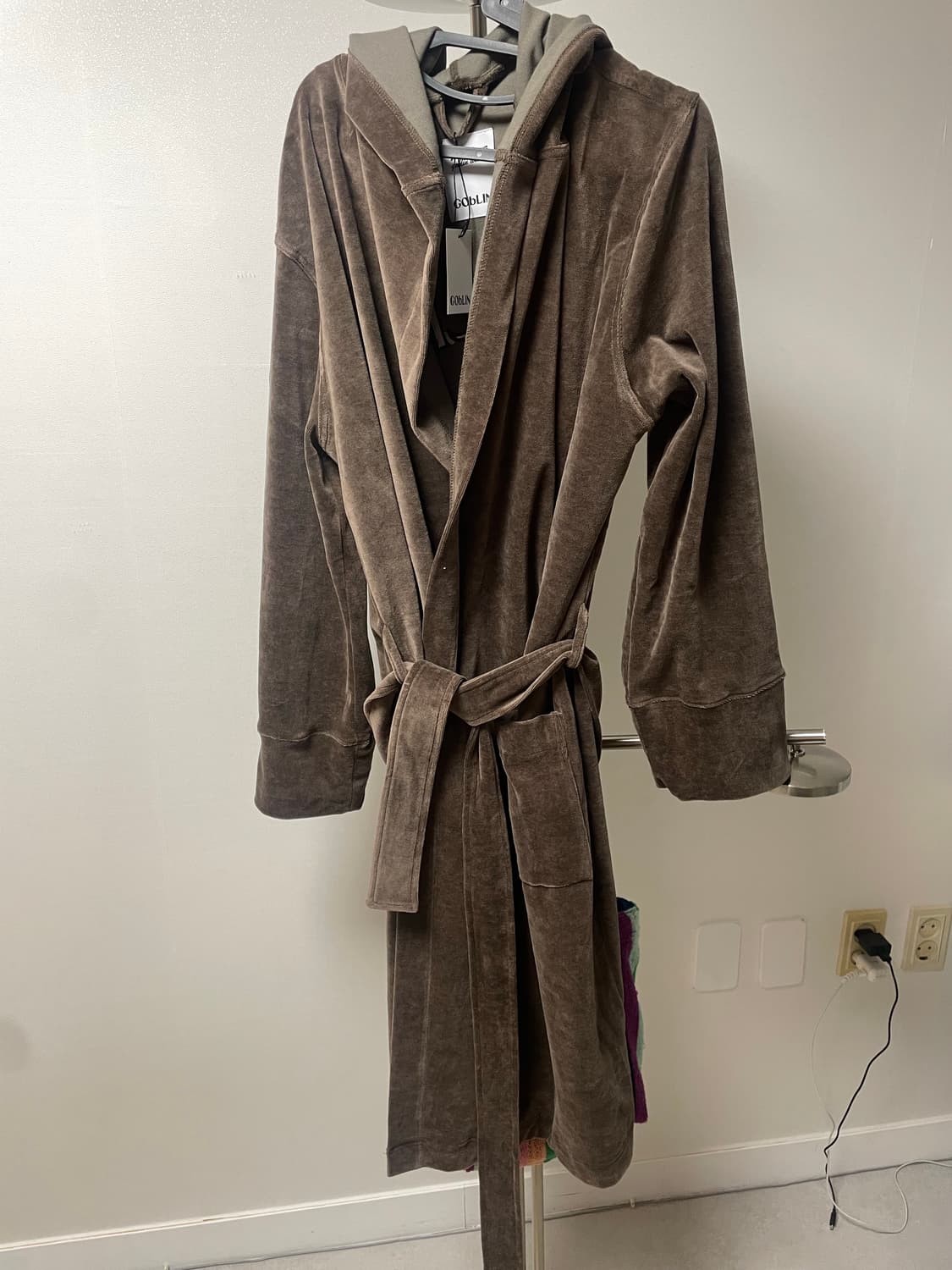 고블린웨어 벨벳 브라운 가운 상품이미지1