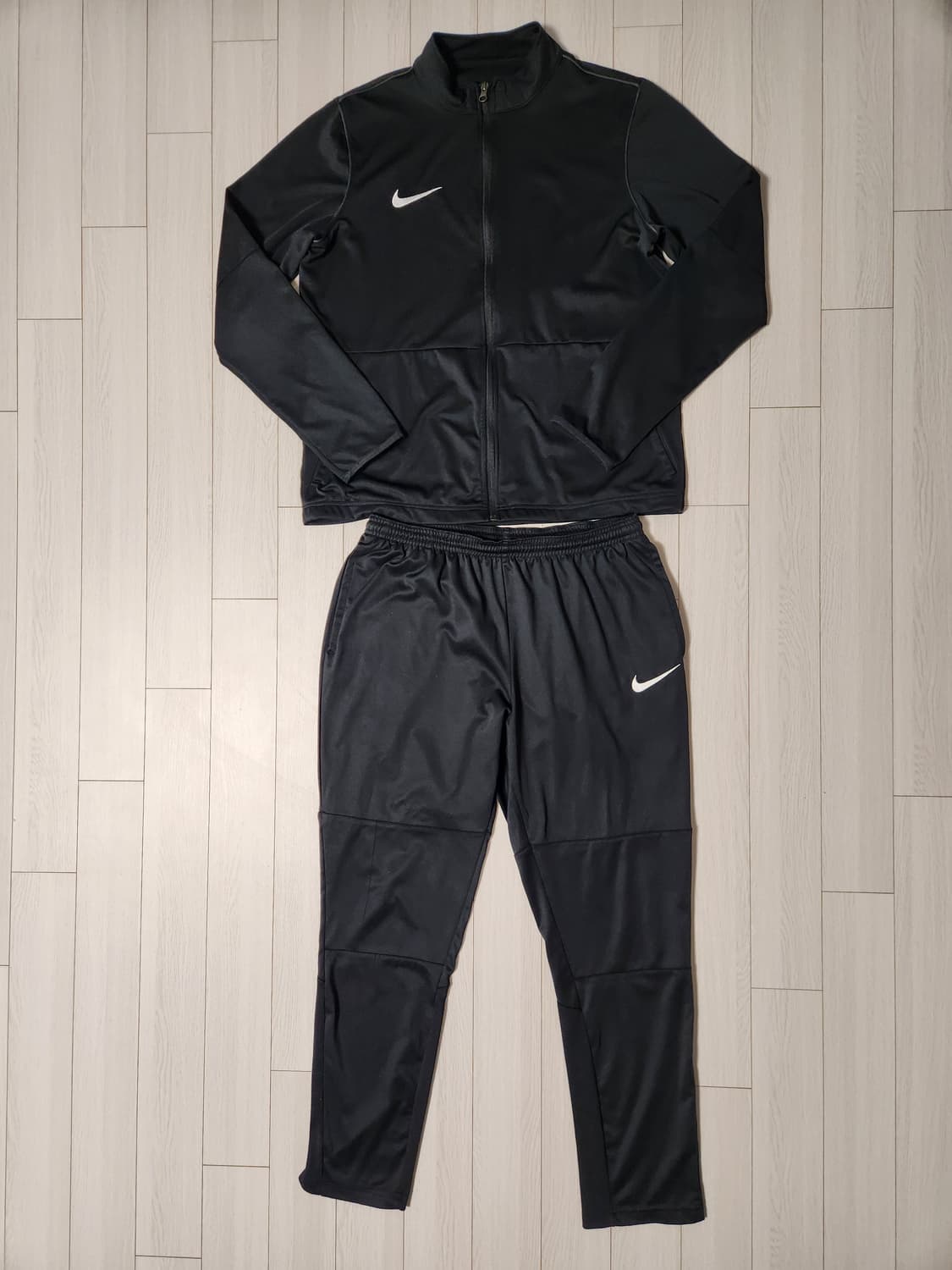 나이키 드라이핏 트레이닝복 상하의 세트 사이즈L

전체적으로 사용감있고  상품이미지1