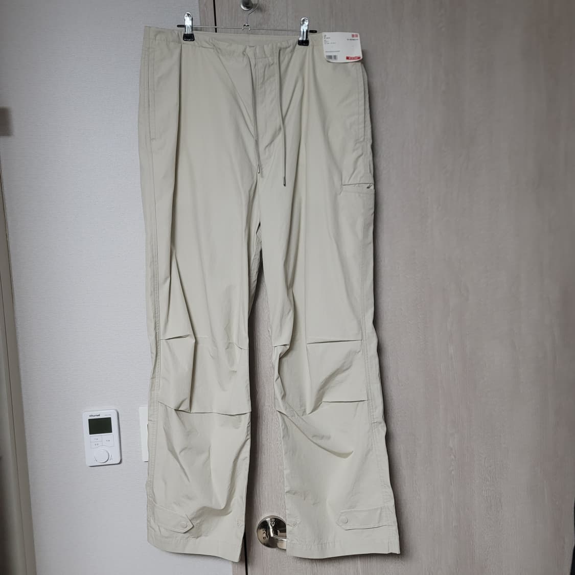 유니클로 U 와이드피트 파라슈트 팬츠 네추럴 L사이즈  상품이미지1