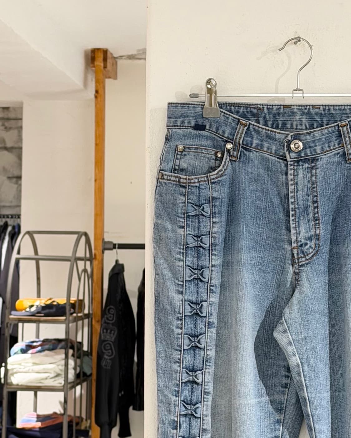 라이크진스 사이드 리본 디테일 부츠컷 데님진 상품이미지3