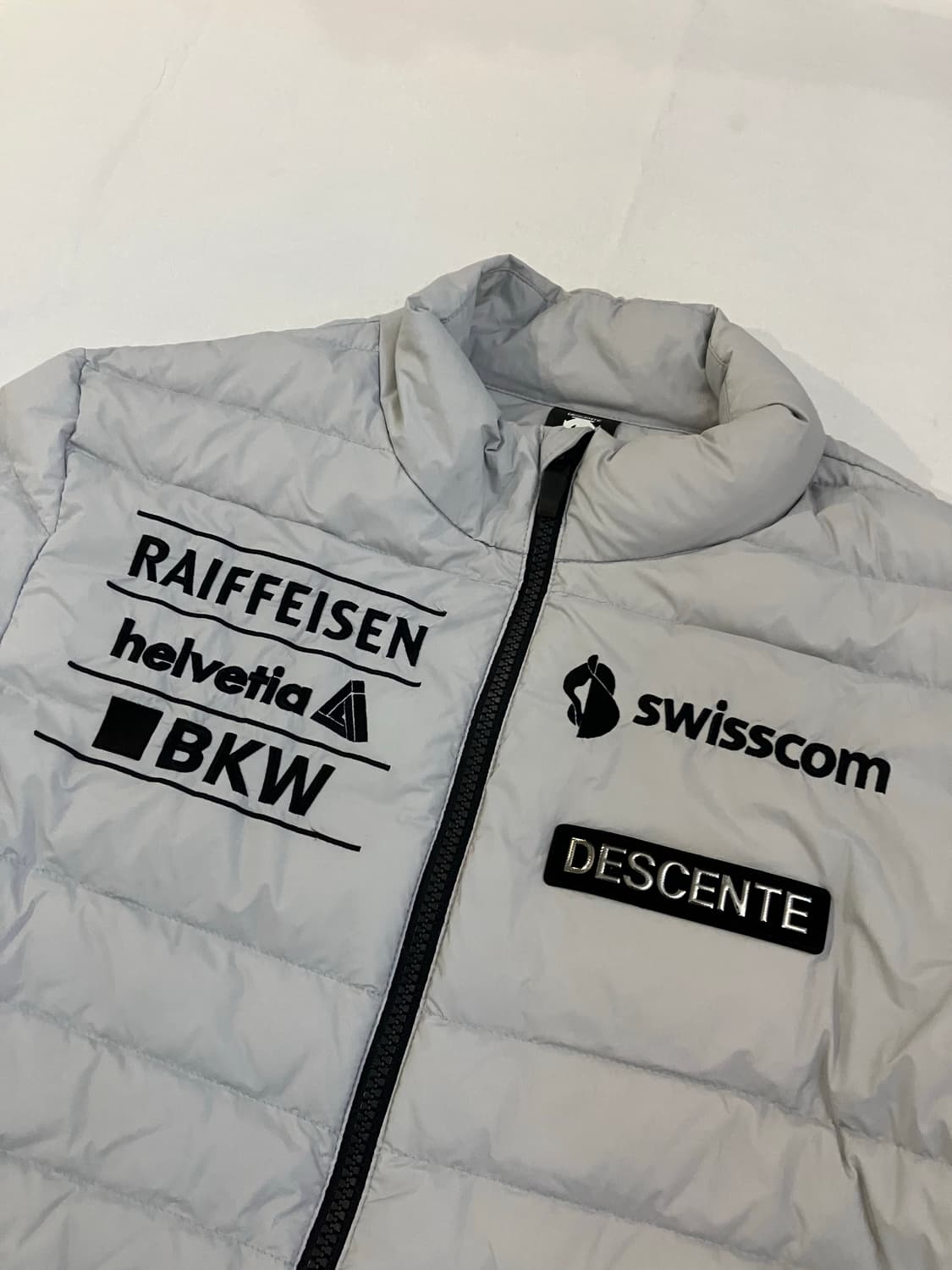 데상트 스위스 스키 구스다운 경량패딩 라이트 그레이 상품이미지2