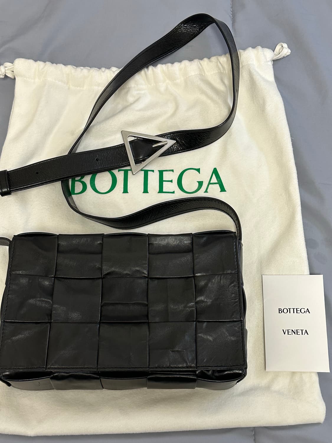 보테가베네타 카세트백 버클 블랙 유광 상품이미지2