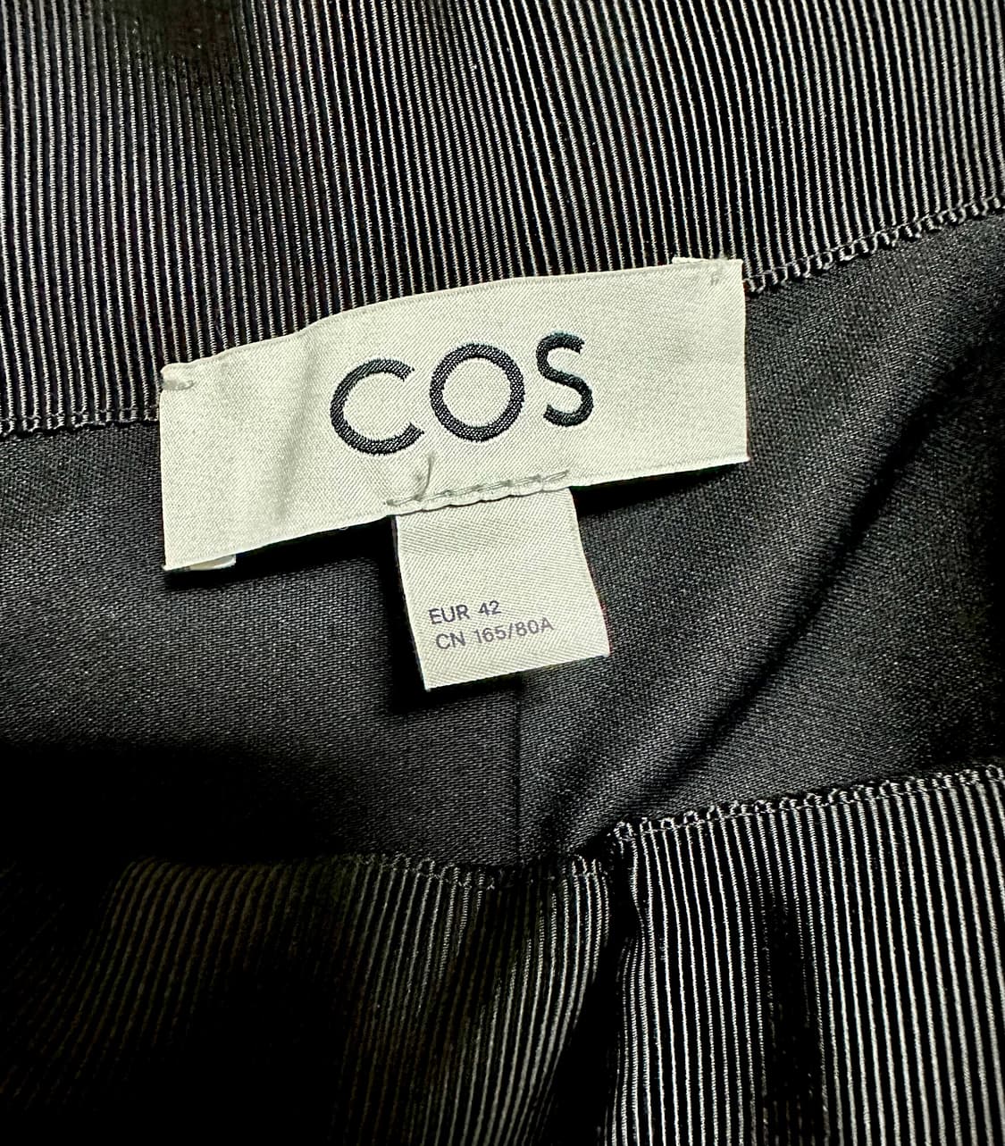 코스  COS 디컨스트럭티드 플리티드 스커트 블랙 42 상품이미지3