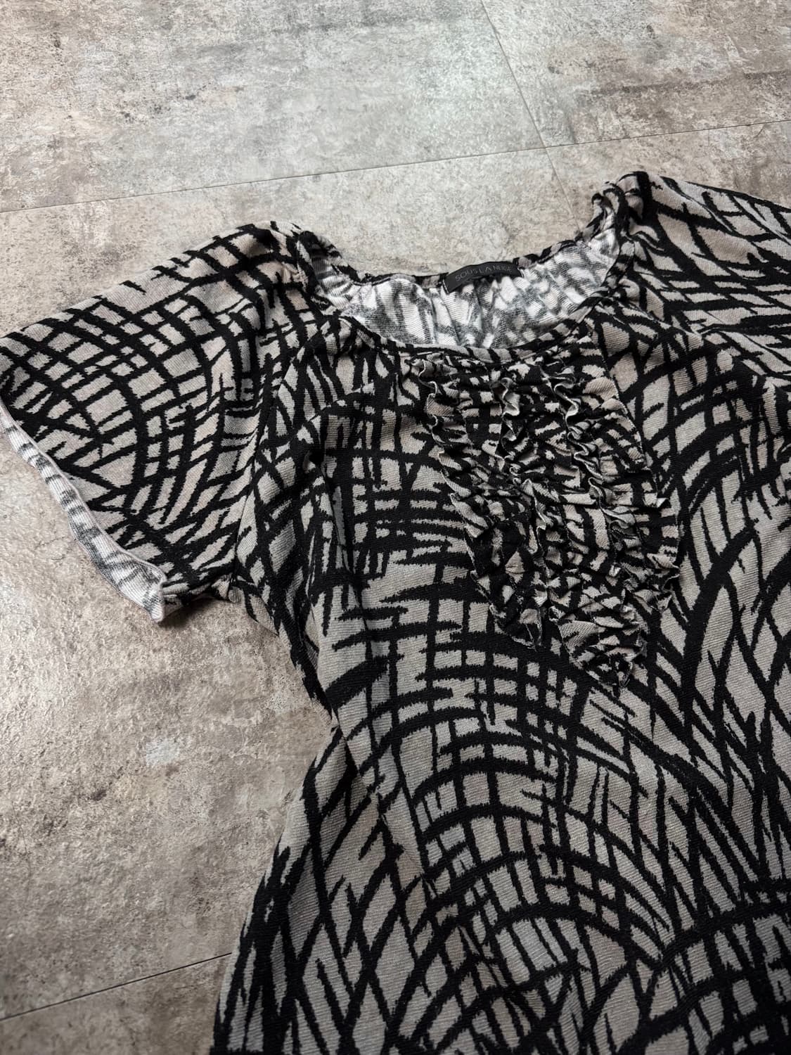 프릴 넥 패턴 디테일 탑 상품이미지8