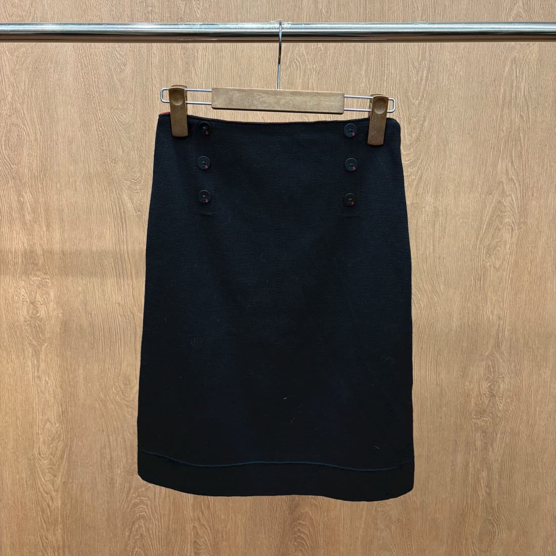 세인트 제임스 미디 스커트 사이드 버튼 레드 닻 디테일 블랙 상품이미지2