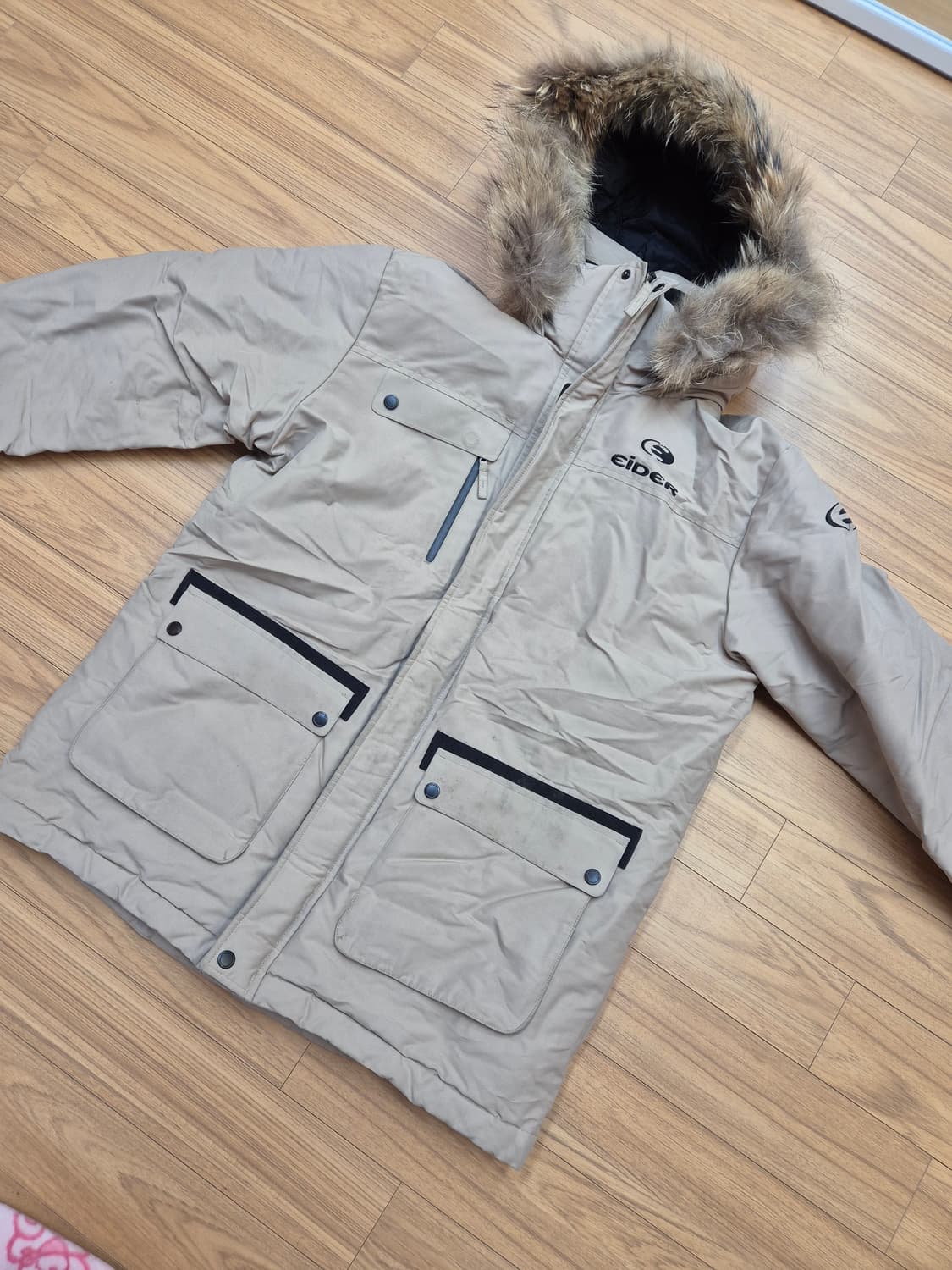 아이더 베이지색 다운 자켓 XL(105) 사이즈입니다. 털 탈부착 가능하 상품이미지1