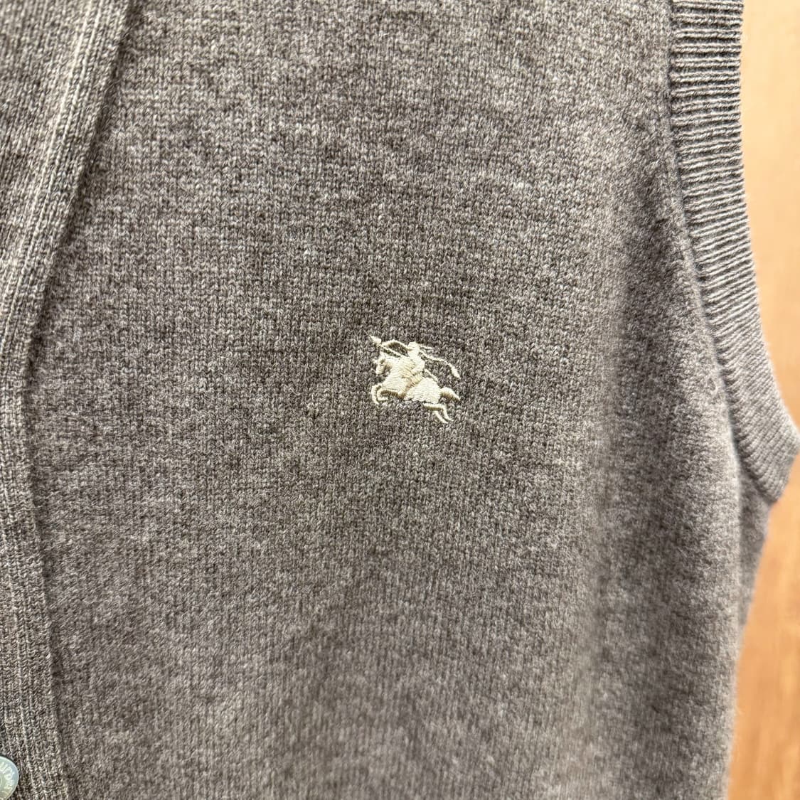 버버리 딥 브이넥 니트 베스트 버튼 업 나이트 로고 자수 디테일 브라운 상품이미지6