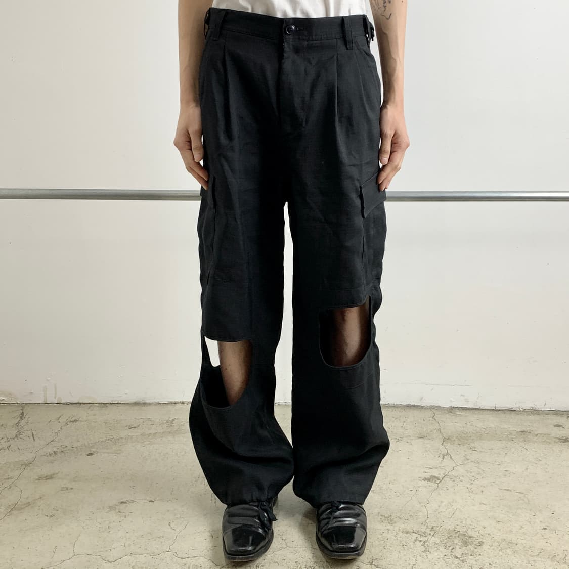 지에다 비대칭 홀 플레어 카고 팬츠 상품이미지1