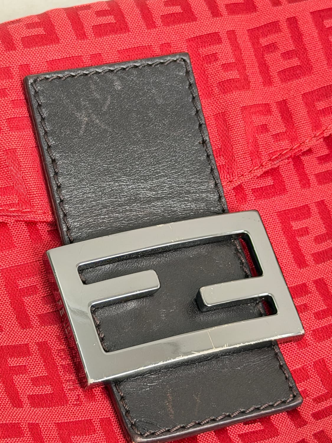 펜디 주카 FF 바게트 숄더백 상품이미지4