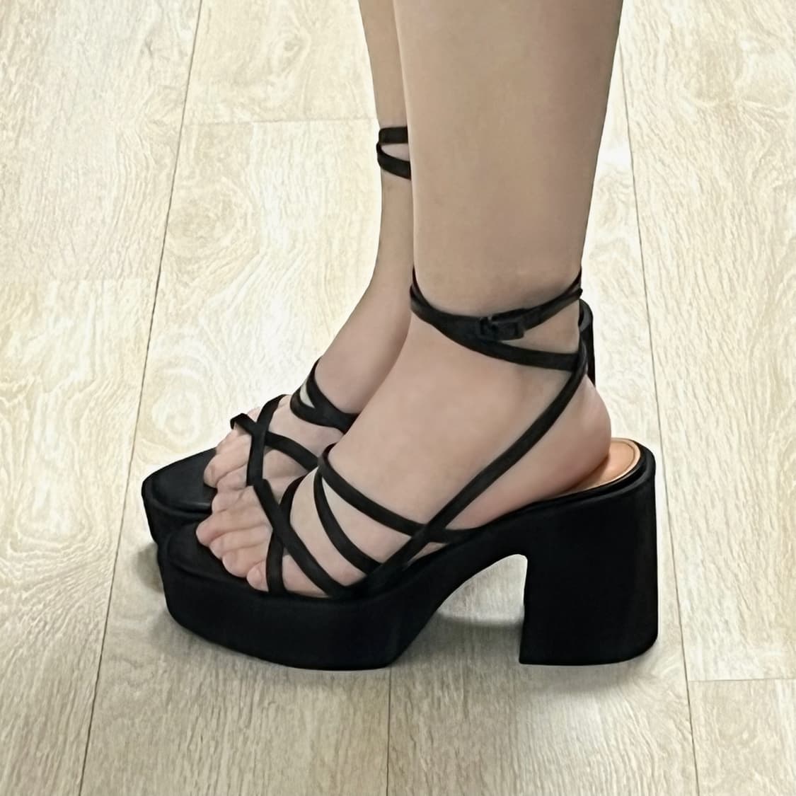 [새상품] 블랙 스트랩 가보시 통굽 샌들 10cm / 245mm 상품이미지2