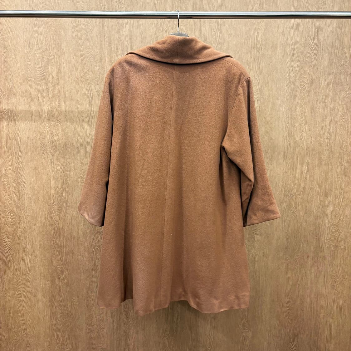 끌로에 오버핏 을 코트 드레이프 실루엣 와이드 카라 포켓 디테일 브라운 상품이미지3