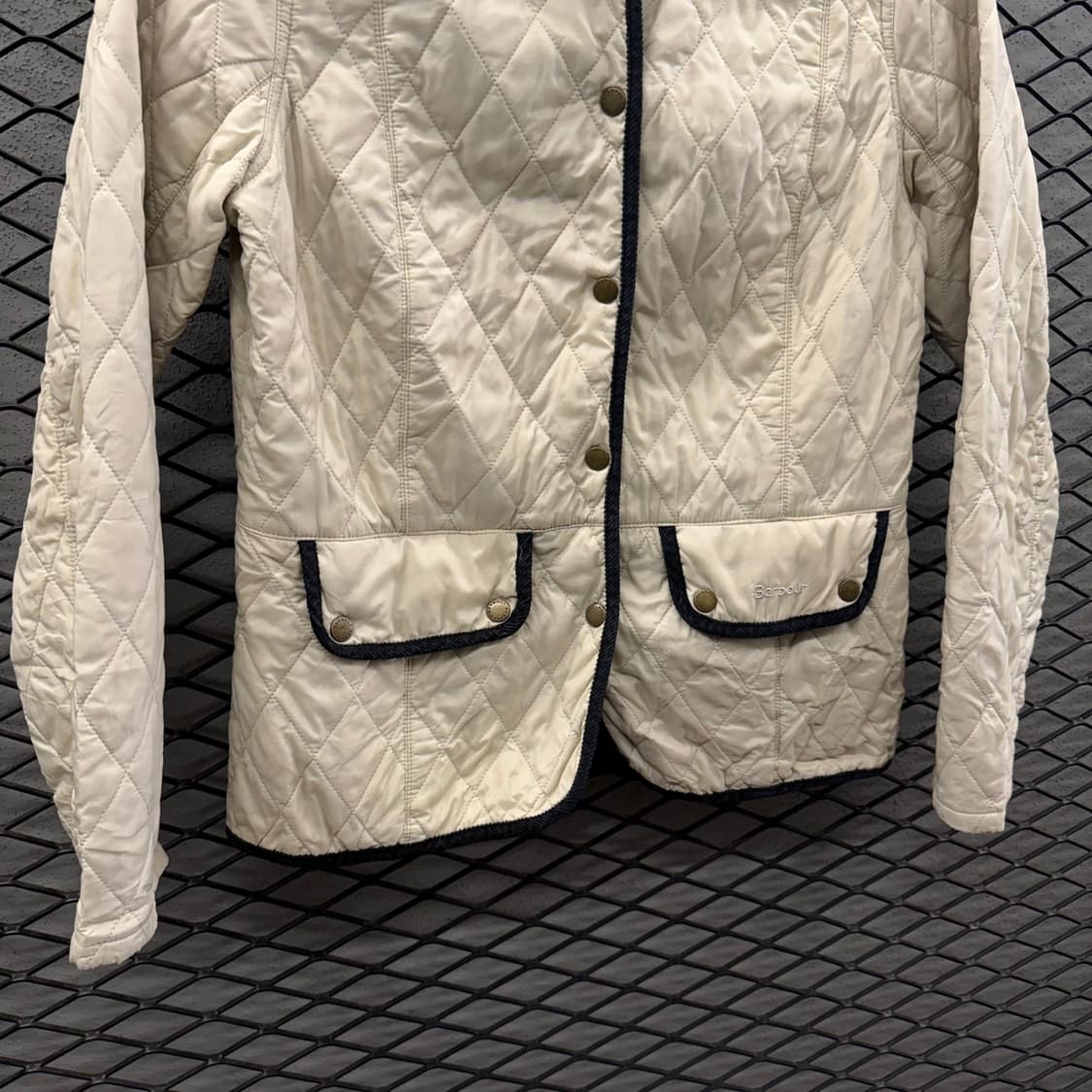 바버 코듀로이 카라 퀼팅자켓 기모안감 투포켓 금장단추 디테일 아이보리 상품이미지5