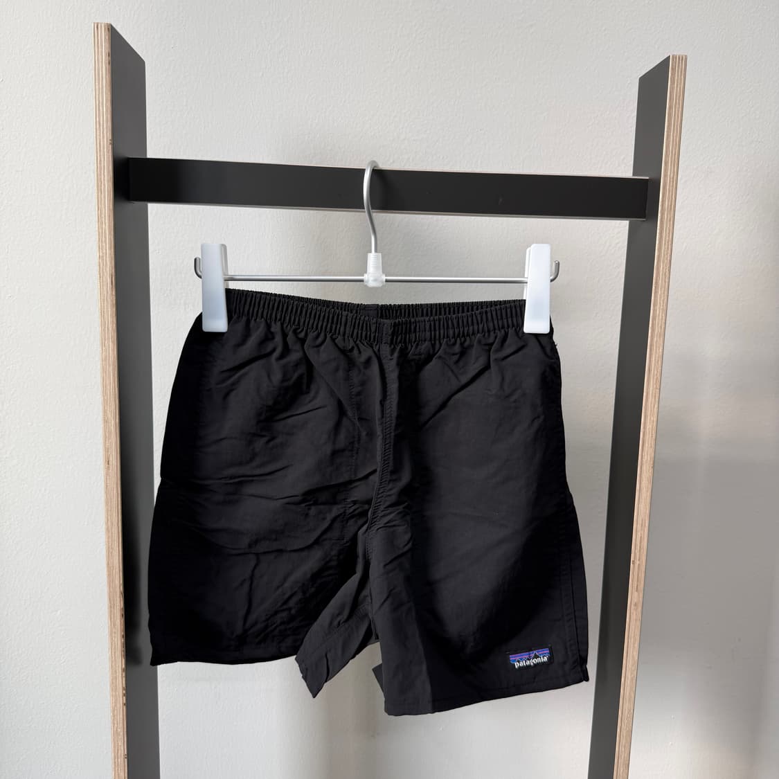 파타고니아 로고 배기스 5인치 쇼츠 블랙 상품이미지1