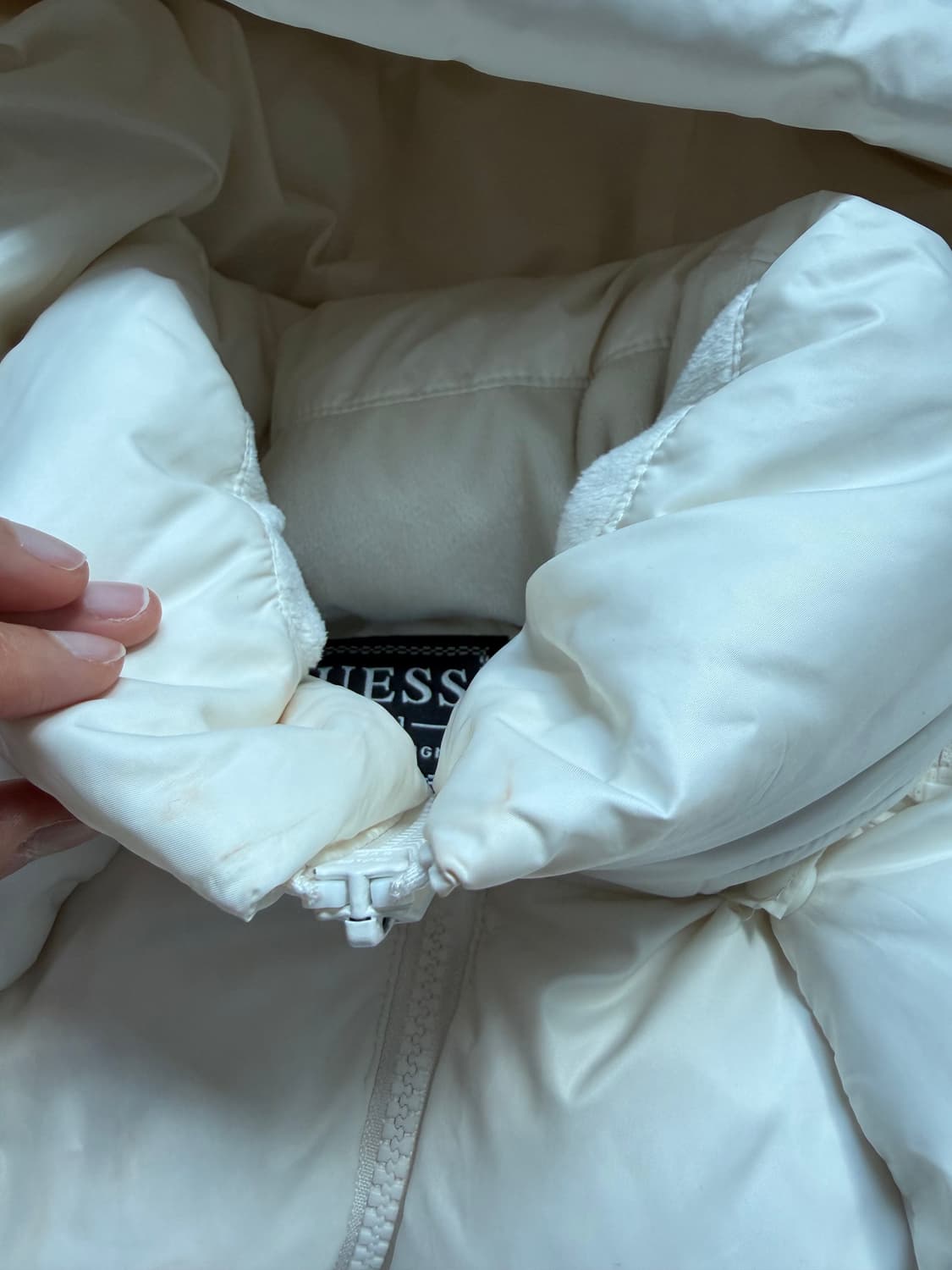 무신사 게스 남녀공용 소매탈착 조끼가능 글레이즈드 다운패딩 아이보리 M 상품이미지3