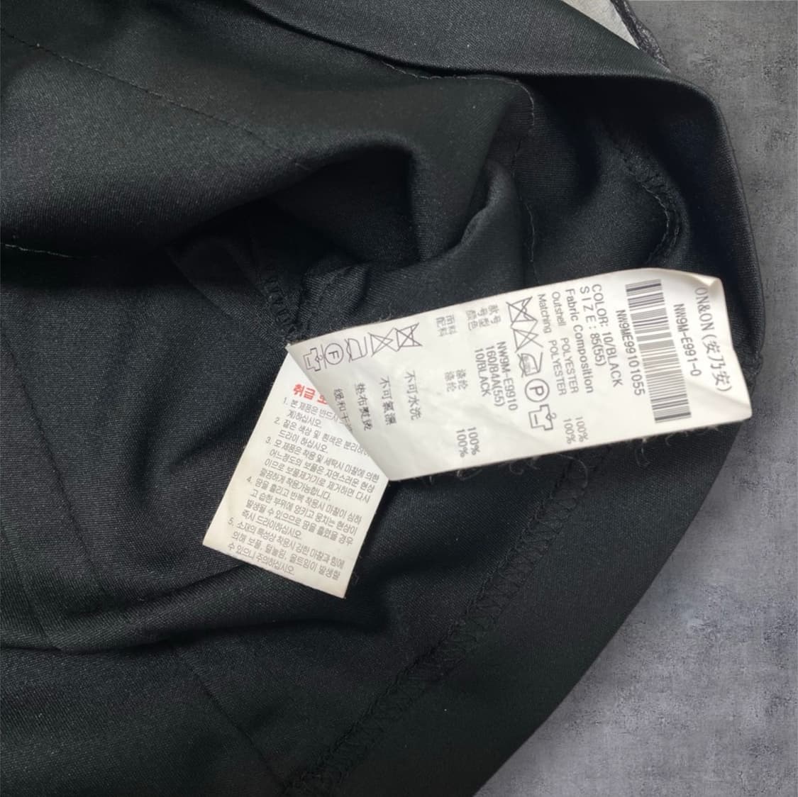 온앤온 On&on 블랙 러플 디테일 리본 카라 슬리브리스 블라우스 55 상품이미지4