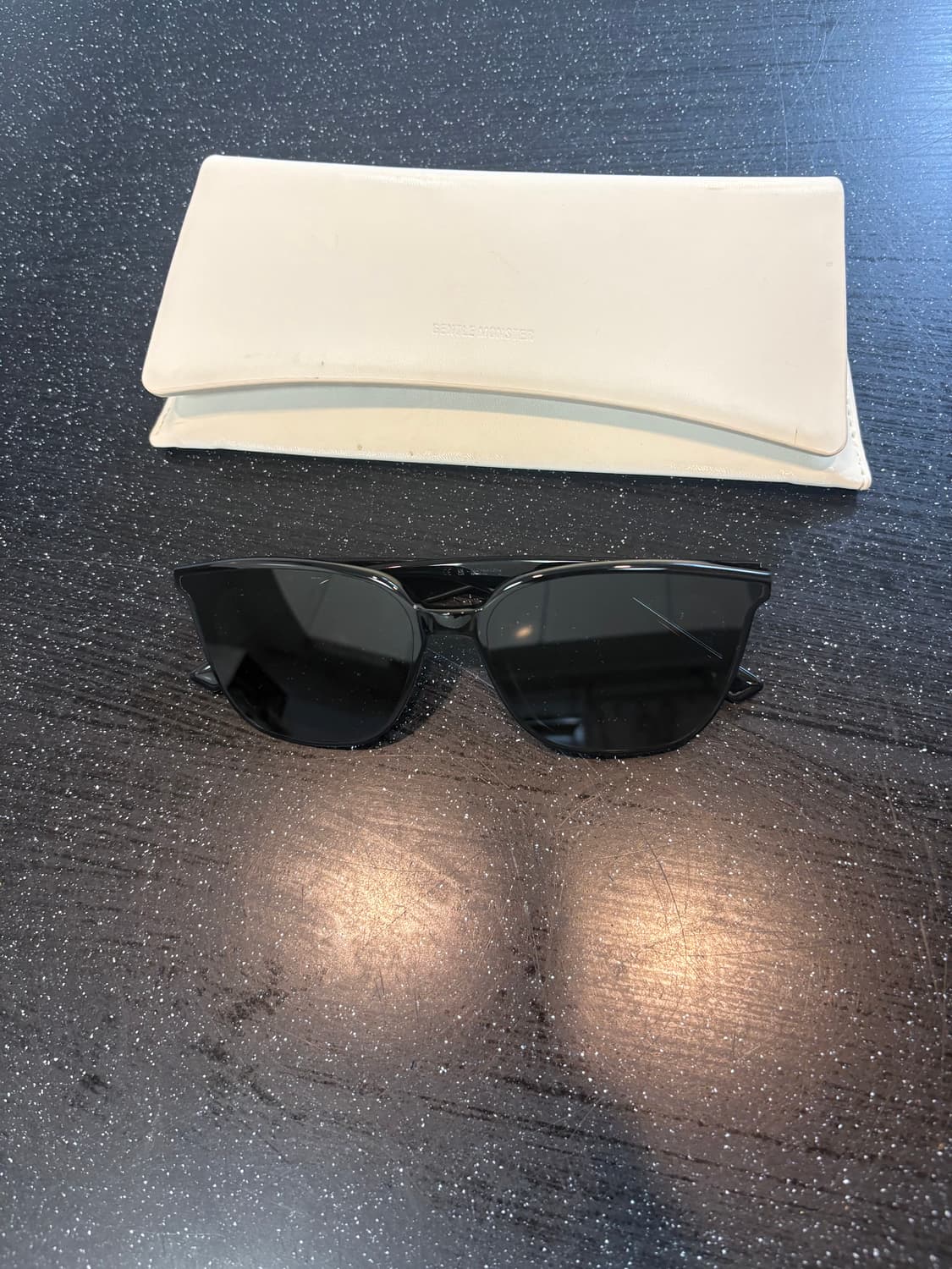 젠틀몬스터 릴리트01 블랙 선글라스 S급 상품이미지3