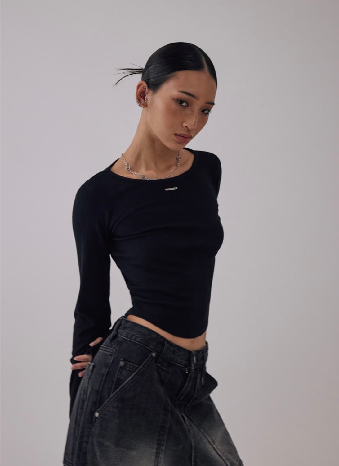 [새상품] 트리밍버드 보트넥 핑거홀 롱슬리브 블랙 상품이미지1