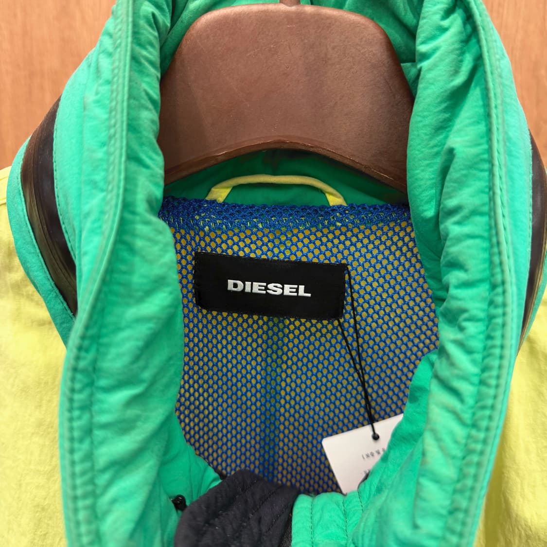 디젤 하이넥 윈드 브레이커 자켓 형광 배색 로고 벨크로 패치 디테일 블랙 상품이미지8