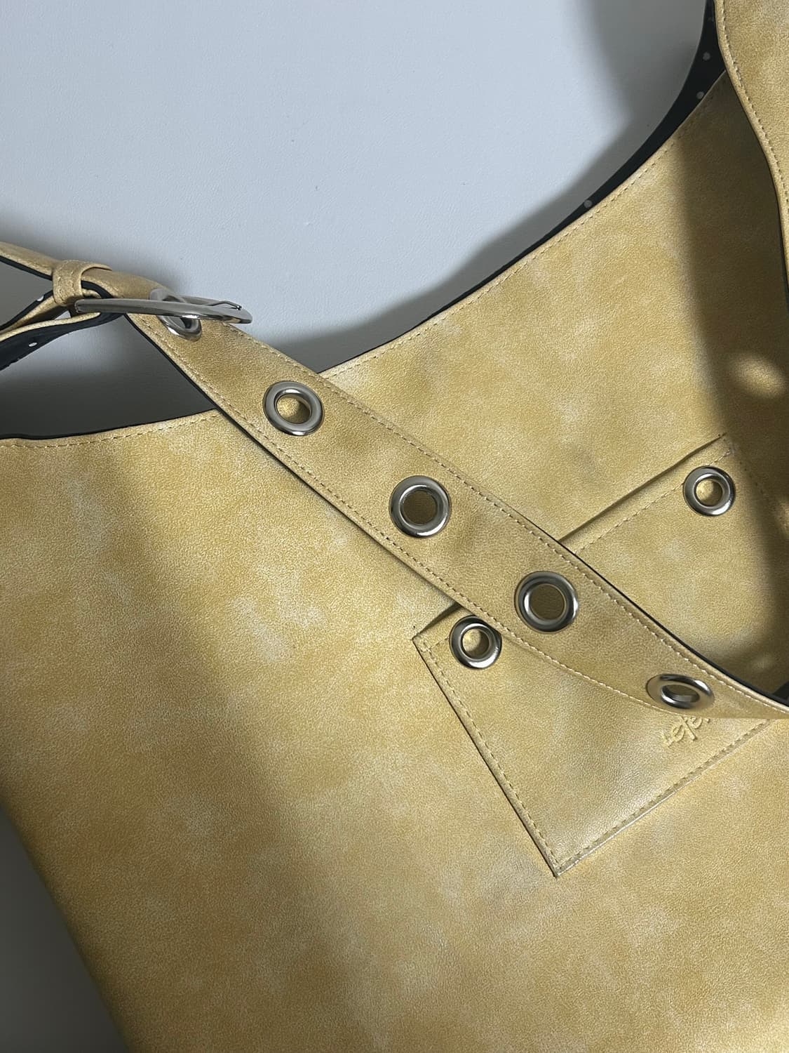 레터리 버클 리버시블 숄더백 상품이미지4