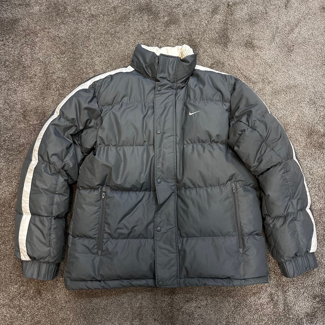 나이키 올드스쿨 사이드라인 덕다운 푸퍼 패딩L 상품이미지1