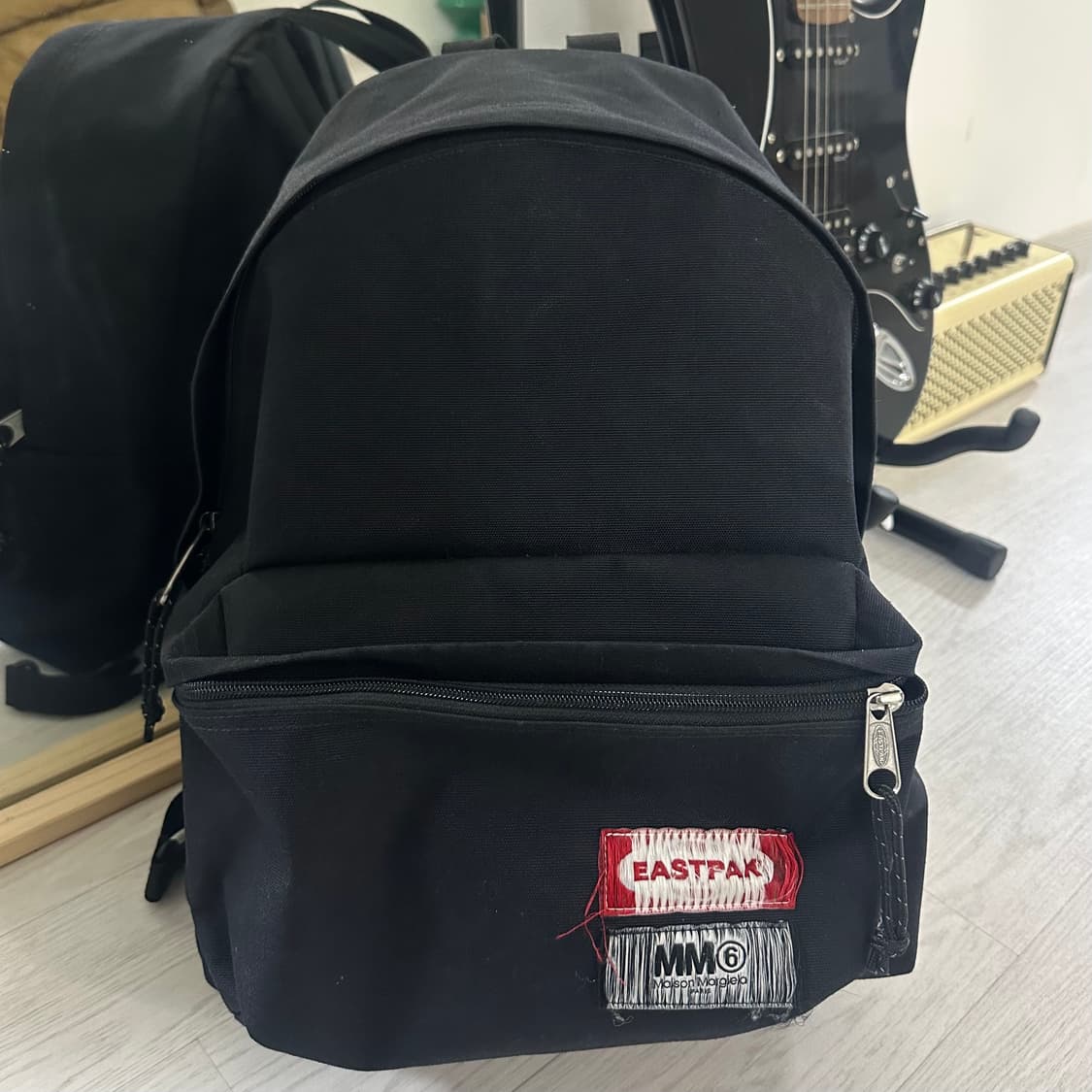 메종마르지엘라 MM6 이스트팩 리버시블 백팩 블랙 화이트 상품이미지5