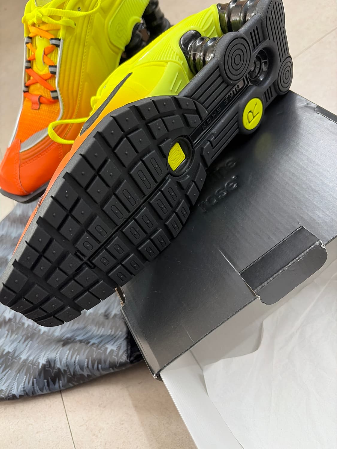 나이키 x 마틴 로즈 샥스 MR4 오렌지 235 상품이미지2