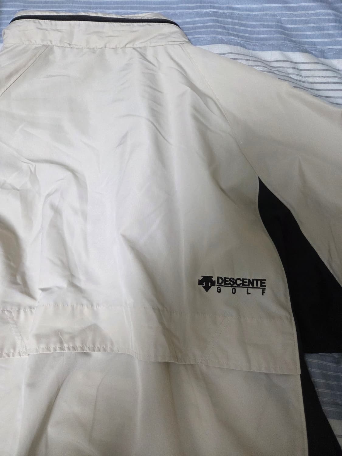 데상트 아이보리 후들후들 바람막이 상품이미지7